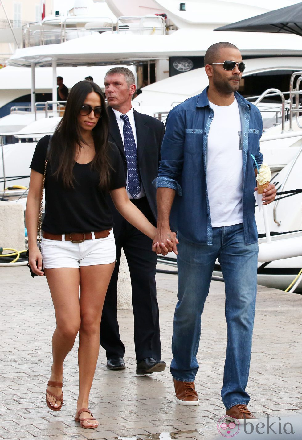 Tony Parker y Axelle Francine de la mano por Saint-Tropez