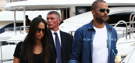 Tony Parker y Axelle Francine de la mano por Saint-Tropez