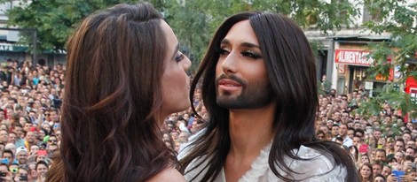 Ruth Lorenzo y Conchita Wurst se saludan en el pregón del Orgullo Gay 2014 de Madrid