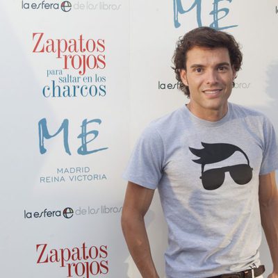 Nacho Montes presenta su novela 'Zapatos rojos para saltar en los charcos'