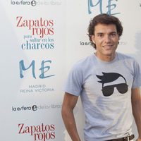 Antonio Rossi en la presentación de la primera novela de Nacho Montes 