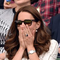 Kate Middleton se tapa la cara en el partido de Andy Murray en Wimbledon 2014