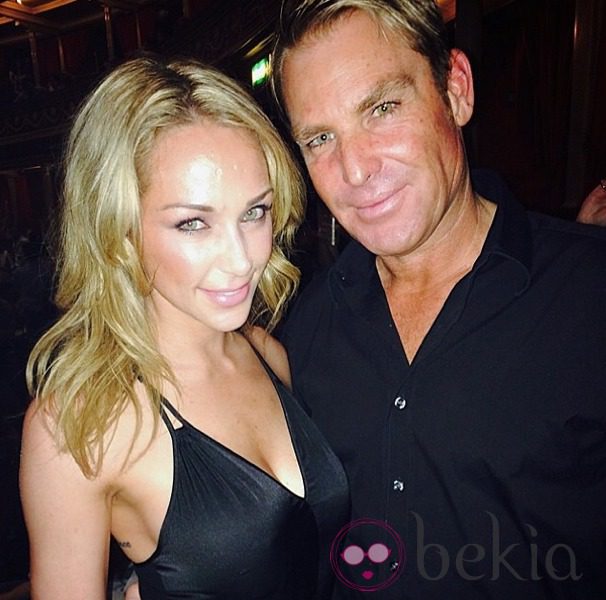 Shane Warne y Emily Scott en Londres