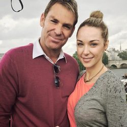 Shane Warne y Emily Scott en París