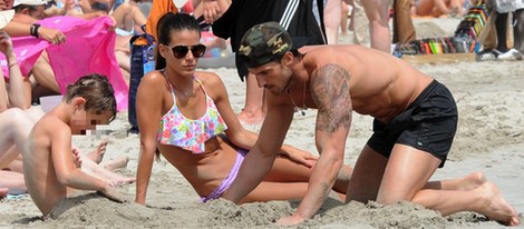 Aitor Ocio jugando en la playa con su hija Naia y su novia Covi Riva en Ibiza