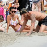 Aitor Ocio jugando en la playa con su hija Naia y su novia Covi Riva en Ibiza