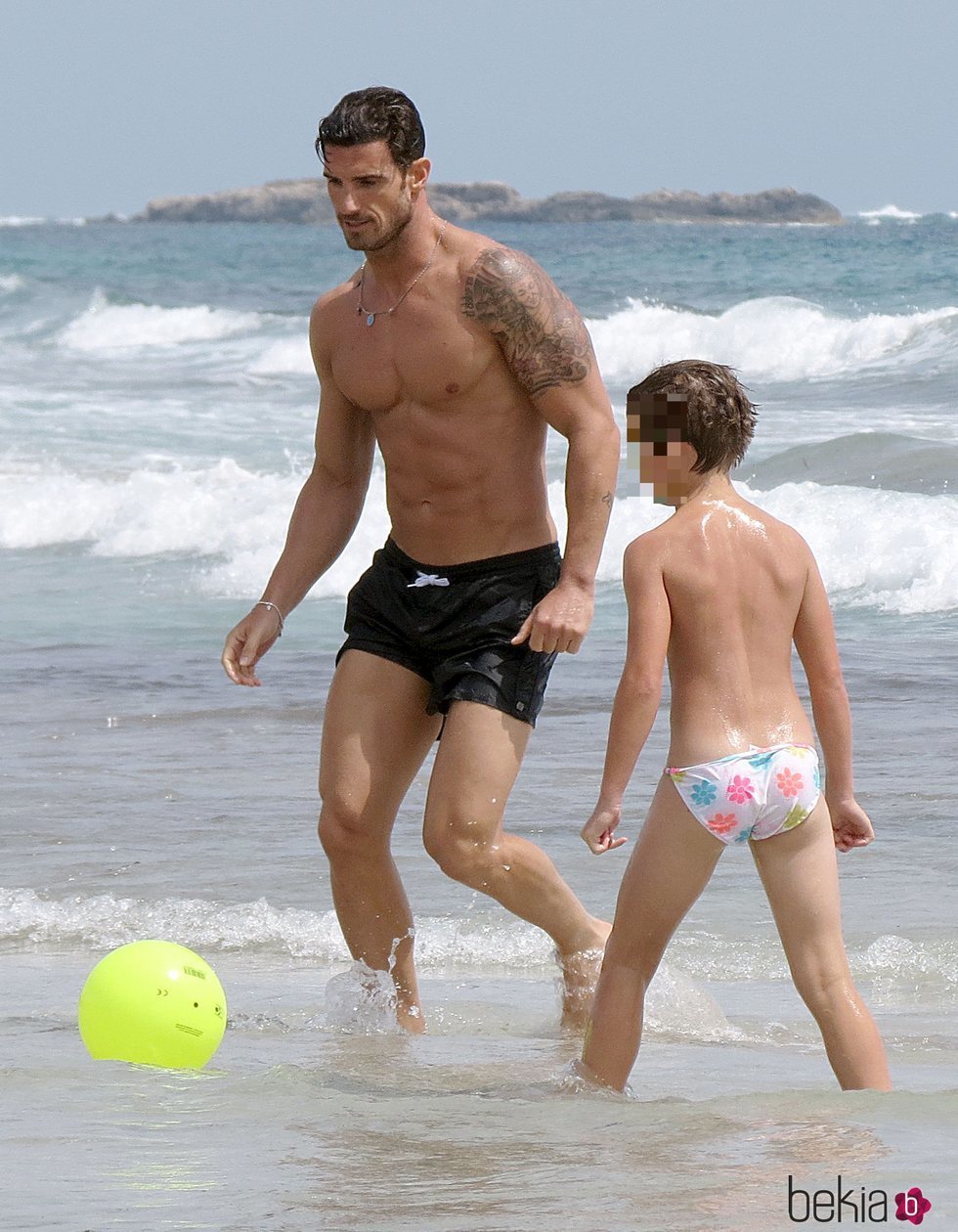 Aitor Ocio jugando con una pelota con su hija Naia en Ibiza