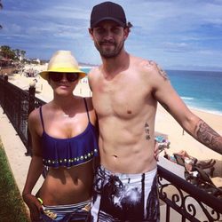 Kaley Cuoco y Ryan Sweeting en la playa en su primer verano de casados