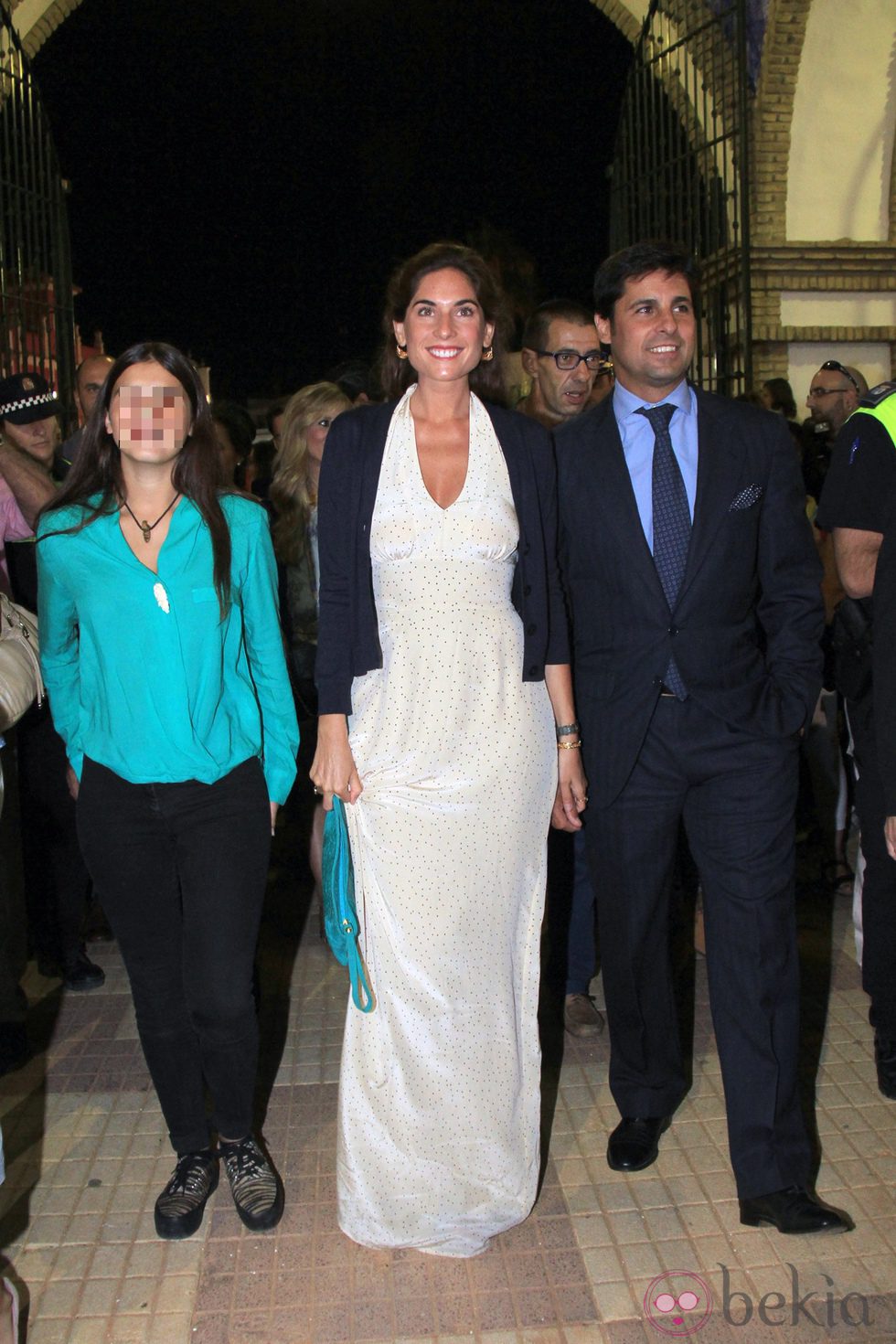 Fran Rivera, Lourdes Montes y Cayetana Rivera en el pregón de la Feria de Almonte