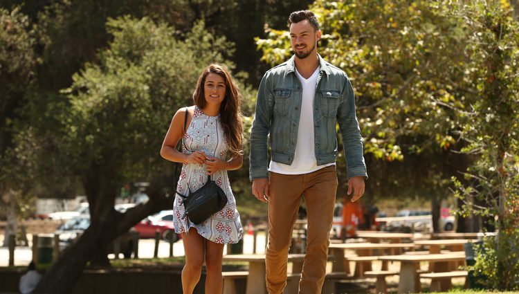 Lea Michele y Matthew Paetz paseando por Los Angeles