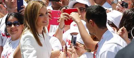 La Reina Letizia saluda a unos ciudadanos en el 150 aniversario de Cruz Roja Española