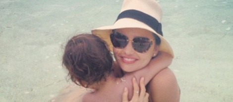 Miranda Kerr abraza a su hijo Flynn en una playa