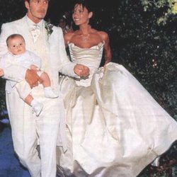 Victoria y David Beckham pasean con Brooklyn en su boda 