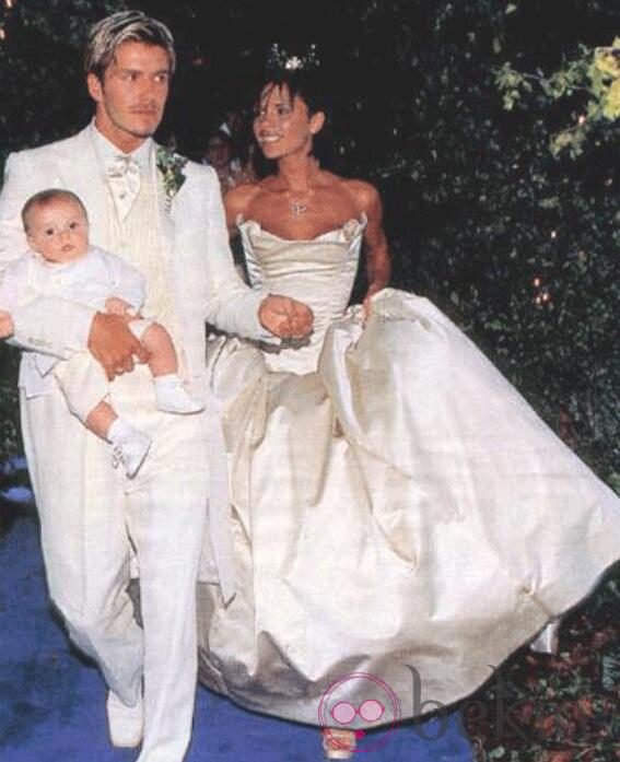 Victoria y David Beckham pasean con Brooklyn en su boda 