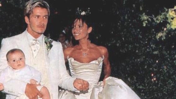 Victoria y David Beckham pasean con Brooklyn en su boda 