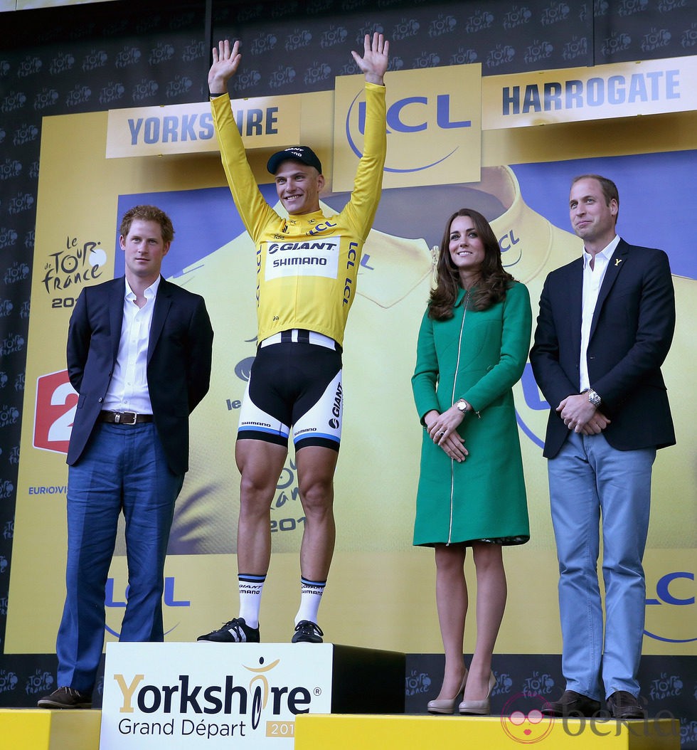 Los Duques de Cambridge y el Príncipe Harry de Inglaterra junto a Marcel Kittel en el Tour de Francia