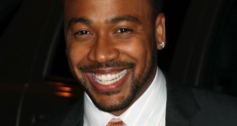 Columbus Short posa feliz para los medios