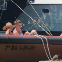 Mar Flores y Javier Merino a bordo de su yate en Ibiza