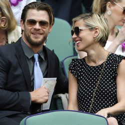 Elsa Pataky mirando con ternura a Chris Hemsworth en la final de Wimbledon 2014