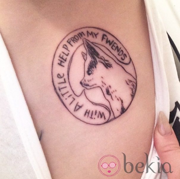 Miley Cyrus se hace un tatuaje con la imagen de su perro Floyd