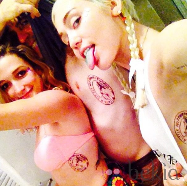 Miley Cyrus y sus amigos tras tatuarse la imagen de su perro Floyd