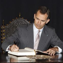 El Rey Felipe firmando en un libro de visitas en su primer viaje a Portugal como Rey