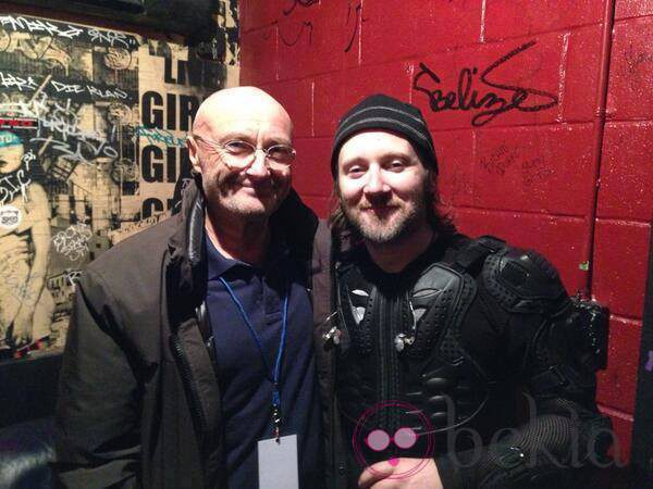 Phil Collins y su hijo Simon Collins tras un concierto