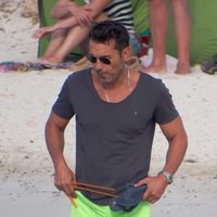 Jesús Vázquez disfruta de las playas de Ibiza antes de empezar 'Pequeños gigantes'