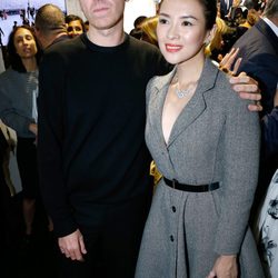 Zhang Ziyi y Raf Simons en el desfile de Dior de la Semana de la Alta Costura de París otoño/invierno 2014