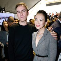 Zhang Ziyi y Raf Simons en el desfile de Dior de la Semana de la Alta Costura de París otoño/invierno 2014