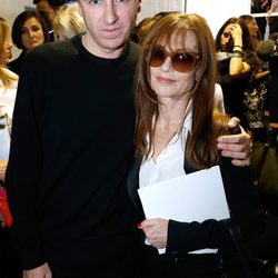 Raf Simons e Isabelle Huppert en el desfile de Dior de la Semana de la Alta Costura de París otoño/invierno 2014