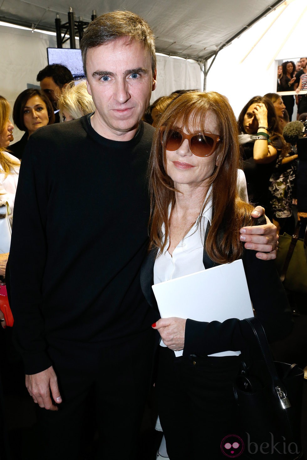 Raf Simons e Isabelle Huppert en el desfile de Dior de la Semana de la Alta Costura de París otoño/invierno 2014