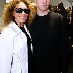 Marisa Berenson y Raf Simons en el desfile de Dior de la Semana de la Alta Costura de París otoño/invierno 2014