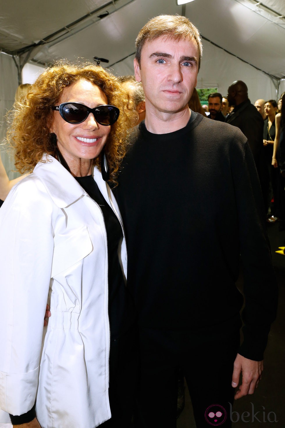 Marisa Berenson y Raf Simons en el desfile de Dior de la Semana de la Alta Costura de París otoño/invierno 2014