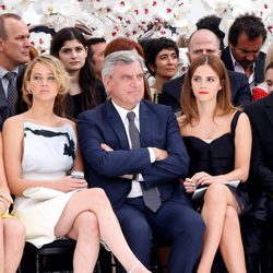 Jennifer Lawrence, Sidney Toledano y Emma Watson en el desfile de Dior de la Semana de la Alta Costura de París otoño/invierno 2014