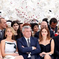 Jennifer Lawrence, Sidney Toledano y Emma Watson en el desfile de Dior de la Semana de la Alta Costura de París otoño/invierno 2014