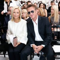 Marie Chantal de Grecia y Sean Penn en el desfile de Dior de la Semana de la Alta Costura de París otoño/invierno 2014