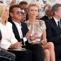 Sean Penn y Charlize Theron en el desfile de Dior de la Semana de la Alta Costura de París otoño/invierno 2014