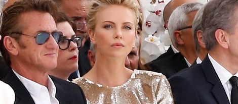 Sean Penn y Charlize Theron en el desfile de Dior de la Semana de la Alta Costura de París otoño/invierno 2014