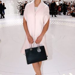 Rosamund Pike en el desfile de Dior de la Semana de la Alta Costura de París otoño/invierno 2014