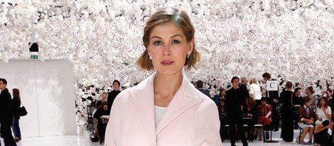 Rosamund Pike en el desfile de Dior de la Semana de la Alta Costura de París otoño/invierno 2014