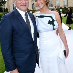 Sidney Toledano y Jennifer Lawrence en el desfile de Dior de la Semana de la Alta Costura de París otoño/invierno 2014