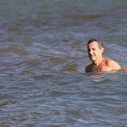 Nicolas Sarkozy dándose un chapuzón en la Costa Azul