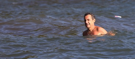 Nicolas Sarkozy dándose un chapuzón en la Costa Azul