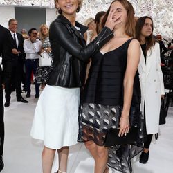 Jennifer Lawrence y Emma Watson en el desfile de Dior de la Semana de la Alta Costura de París otoño/invierno 2014