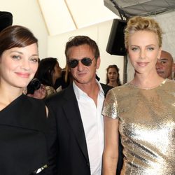 Marion Cotilllard, Sean Penn y Charlize Theron en el desfile de Dior de la Semana de la Alta Costura de París otoño/invierno 2014