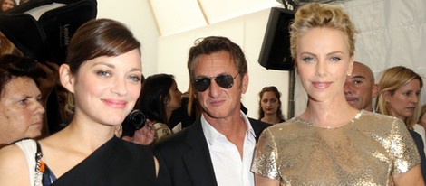 Marion Cotilllard, Sean Penn y Charlize Theron en el desfile de Dior de la Semana de la Alta Costura de París otoño/invierno 2014