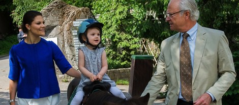 Estela de Suecia montando en pony junto a la Princesa Victoria y el Rey Carlos Gustavo