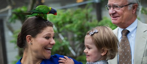 Estela de Suecia con la Princesa Victoria y el Rey Carlos Gustavo en un zoo en Estocolmo