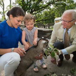 Estela de Suecia con la Princesa Victoria y el Rey Carlos Gustavo visitando un zoo en Estocolmo